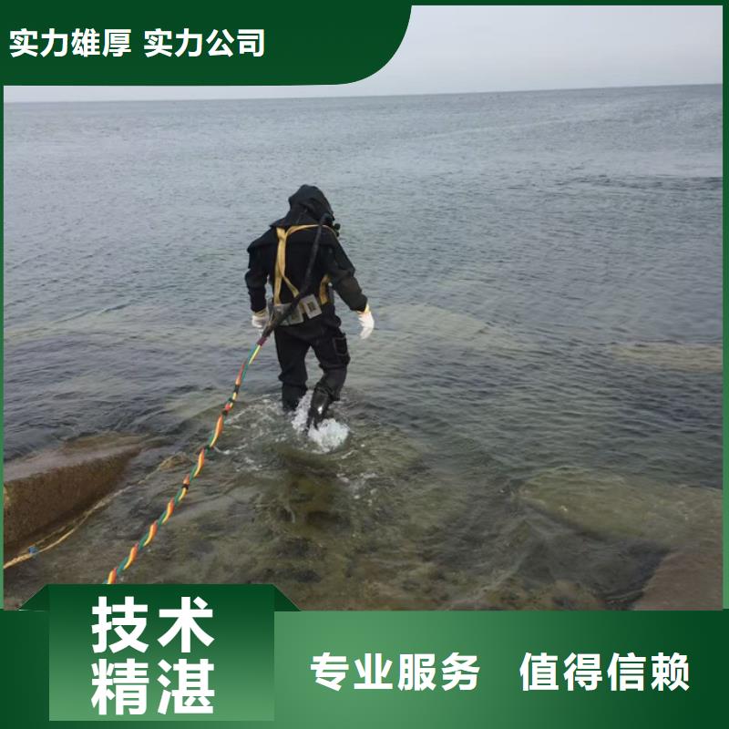 水下施工队<潜水员清淤清泥>按期完成